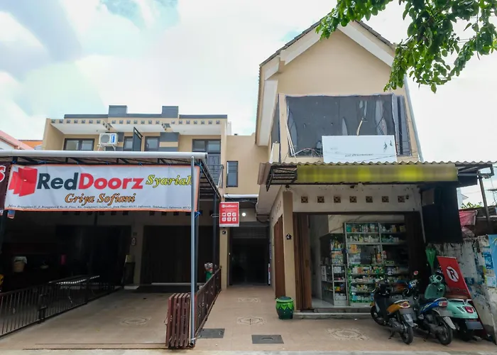 RedDoorz Syariah near Stasiun Gubeng 2 Hotel Surabaya